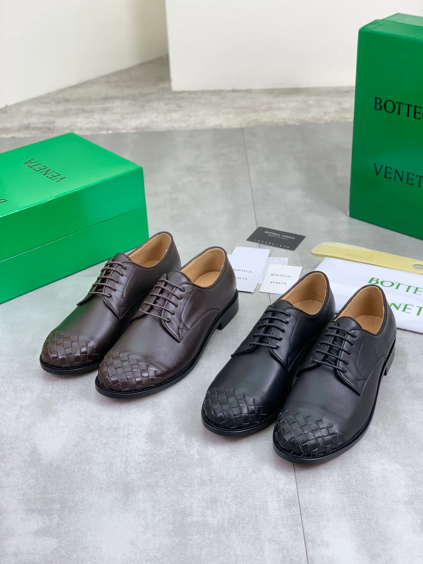 Factory price P860💰Top quality (genuine leather outsole series)💎💎💎 BOTTEGA VENETA official website synchronizes the latest model, top version of the highest version of BV business leather shoes in the market, accept material comparison, shoe type comparison, process comparison, practical and textured, versatile and suitable for any occasion, the more you look at it, the more flavorful it becomes. Pure hand-woven craftsmanship - upper material, imported original hand-woven calfskin - high-quality water-dyed cowhide inside - original private model customized handmade leather outsole -Size: female 35-39 (34 40 customized) male 39-44 (38 45 customized) Comes with original BV green box, complete packaging.